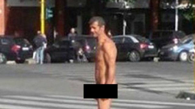 Passeggia nudo a Roma, fermato dai vigili