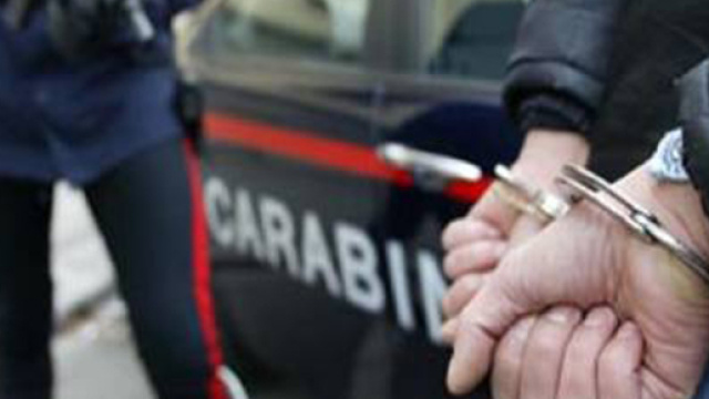 Suoceri ordinano aggressione con l'acido contro il genero: arrestati dai carabinieri.