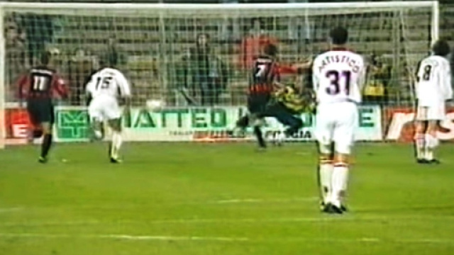 Zanchetta segna su calcio di rigore il gol del momentaneo 1-0 in Foggia-Salernitana 2-0 del 1&deg; febbraio 1997