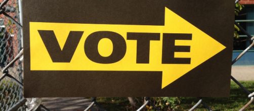 A sign directing people where to vote. (Image via landrachuk/Pixabay.)