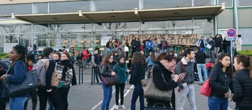 Blocage de l'université d'Arcueil : des étudiants ne peuvent pas passer leurs partiels - francetvinfo.fr