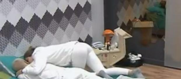 Amici 17: baci e coccole tra Biondo ed Emma Amici 17: baci e coccole tra Biondo ed Emma