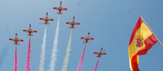 La "Patrulla Águila" surca el cielo de la academia sobre la bandera La "Patrulla Águila" surca el cielo de la academia sobre la bandera