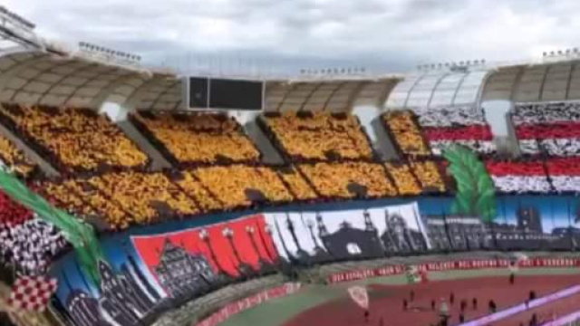 La tifoseria biancorossa durante una coreografia