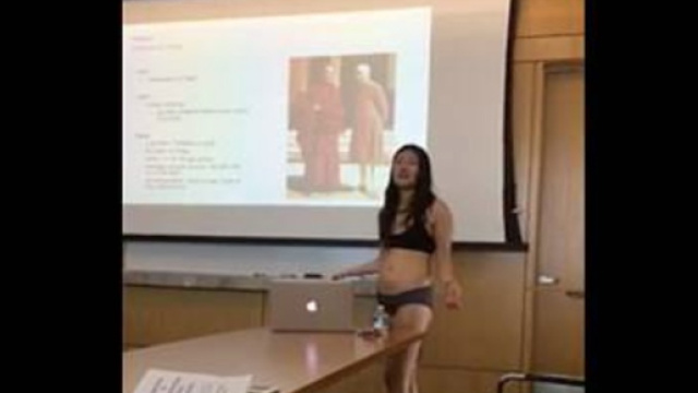 Studentessa americana &egrave; rimasta in slip mentre discuteva la tesi