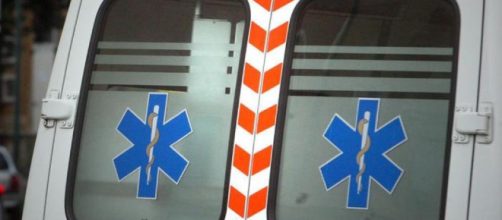 A Napoli 2 casi in 2 giorni: paziente aggredisce operatori sanitari, un passante manda in frantumi vetro dell'ambulanza che colpisce infermiera.