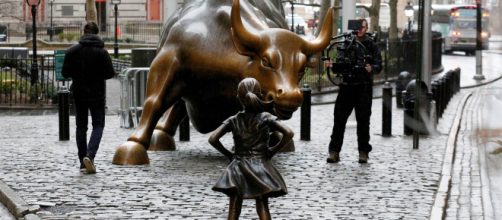 "Fearless Girl" che fronteggia l'enorme statua del " Charging Bull" è il simbolo del riconoscimento del ruolo delle donne in ogni istituzione.
