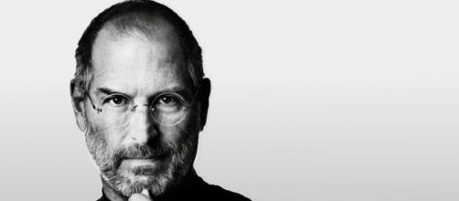 In alto, immagine del fondatore della Apple, Steve Jobs