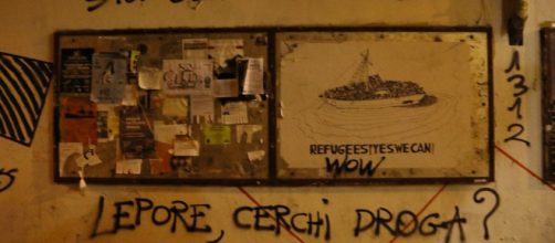 Scritte sui muri in via del Guasto: le notti bianche in piazza Verdi (foto Eikon)