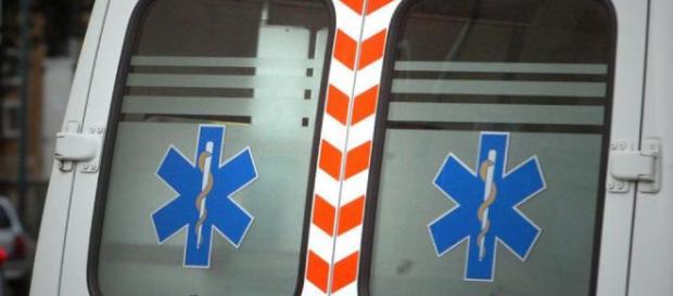 A Napoli 2 casi in 2 giorni: paziente aggredisce operatori sanitari, un passante manda in frantumi vetro dell'ambulanza che colpisce infermiera. A Napoli 2 casi in 2 giorni: paziente aggredisce operatori sanitari, un passante manda in frantumi vetro dell'ambulanza che colpisce infermiera.