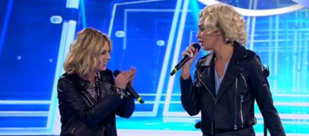 Belen Rodriguez imita l'ex rivale Emma Marrone ad Amici 17 Belen Rodriguez imita l'ex rivale Emma Marrone ad Amici 17