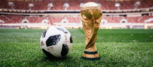 El balón de la Copa del Mundo y el trofeo de campeón El balón de la Copa del Mundo y el trofeo de campeón