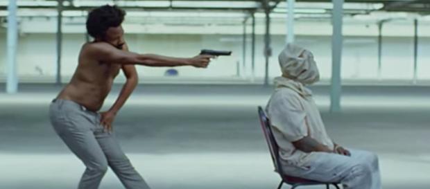 En esta escena, Gambino emula la postura del personaje Jim Crow, figura usada para mofarse de los afroamericanos a principios del siglo XX. En esta escena, Gambino emula la postura del personaje Jim Crow, figura usada para mofarse de los afroamericanos a principios del siglo XX.
