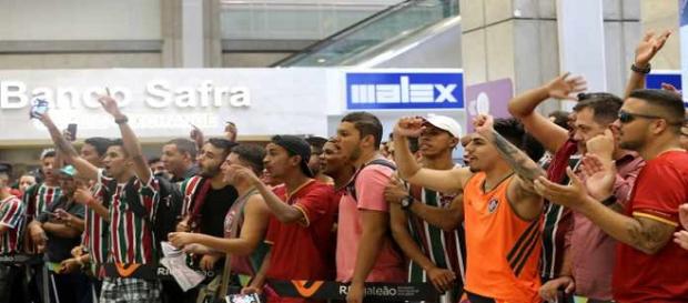Eufórica, torcida recepciona o Fluminense após vaga na Sul-Americana (Foto: Lucas Merçon) Eufórica, torcida recepciona o Fluminense após vaga na Sul-Americana (Foto: Lucas Merçon)