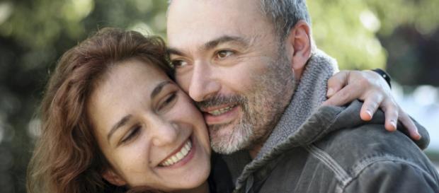Homens mais velhos são mais experientes e gentis, de acordo com muitas mulheres Homens mais velhos são mais experientes e gentis, de acordo com muitas mulheres