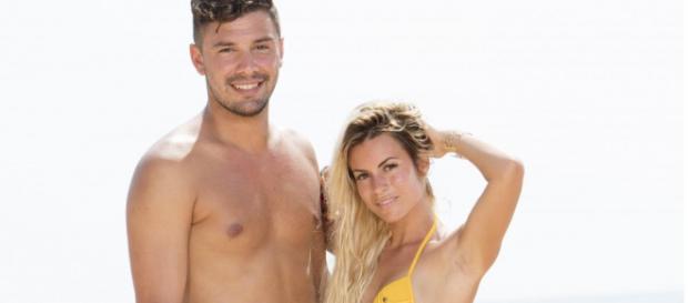 Kevin et Carla de nouveau en couple ? Les doutes sont permis Kevin et Carla de nouveau en couple ? Les doutes sont permis