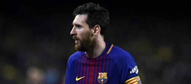 Lionel Messi atento ao que se passa na direção do Barça Lionel Messi atento ao que se passa na direção do Barça