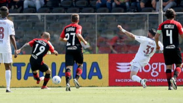 Nella foto della Lega B, Mazzeo scocca il tiro con il quale realizzer&agrave; il gol decisivo.