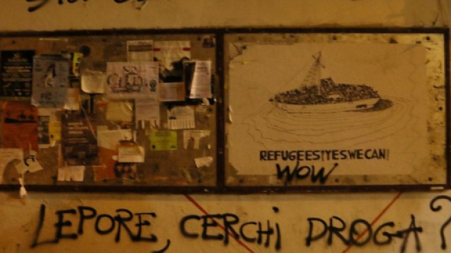 Scritte sui muri in via del Guasto: le notti bianche in piazza Verdi (foto Eikon)