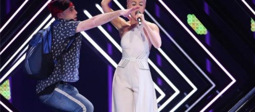 ¿Quién es y qué dijo el espontáneo que interrumpió a Reino Unido en Eurovisión?