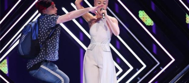 ¿Quién es y qué dijo el espontáneo que interrumpió a Reino Unido en Eurovisión? ¿Quién es y qué dijo el espontáneo que interrumpió a Reino Unido en Eurovisión?