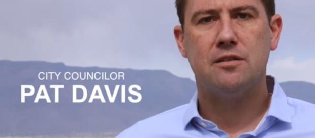 El candidato al Congreso de Nuevo México Pat Davis se transmite sin censura 'F ... - canoe.com El candidato al Congreso de Nuevo México Pat Davis se transmite sin censura 'F ... - canoe.com