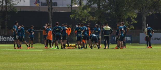Varios futbolistas de las Águilas perderían su lugar si no remontan esta noche. Varios futbolistas de las Águilas perderían su lugar si no remontan esta noche.