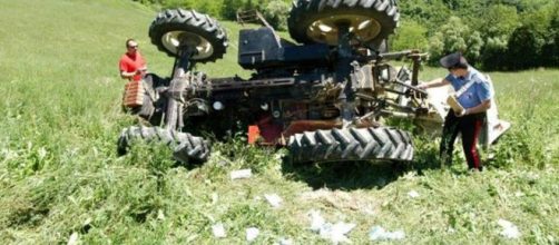 Calabria, Si ribalta con il trattore: grave un agricoltore di 23anni. (foto di repertorio)