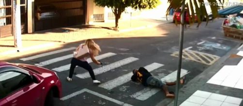 Poliziotta brasiliana fuori servizio disarma e ferisce mortalmente un rapinatore davanti a una scuola.