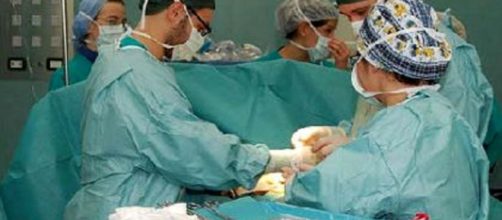 Un paziente si sottopone ad un trapianto di reni da sveglio