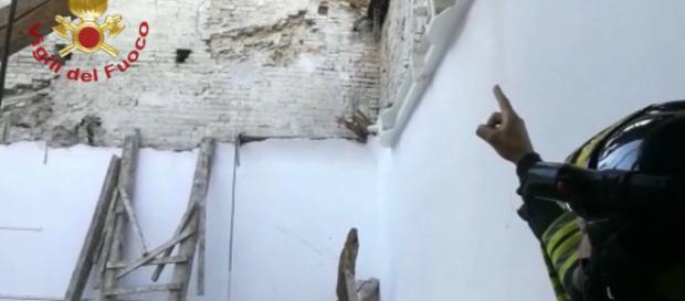 Crolla il soffitto di una scuola Crolla il soffitto di una scuola