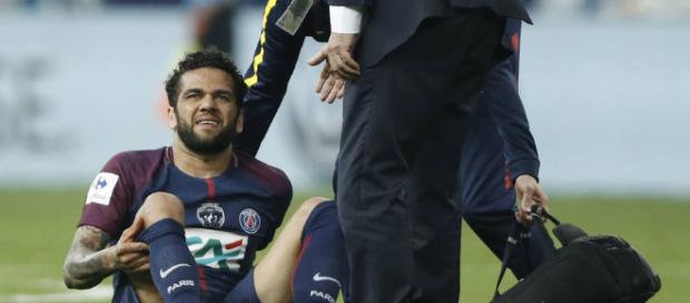 Daniel Alves teve lesão no joelho Daniel Alves teve lesão no joelho