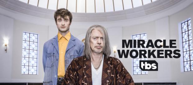Daniel Radcliffe e Steve Buscemi em imagem promocional de ''Miracle Workers'' (Crédito/Imagem TBS) Daniel Radcliffe e Steve Buscemi em imagem promocional de ''Miracle Workers'' (Crédito/Imagem TBS)