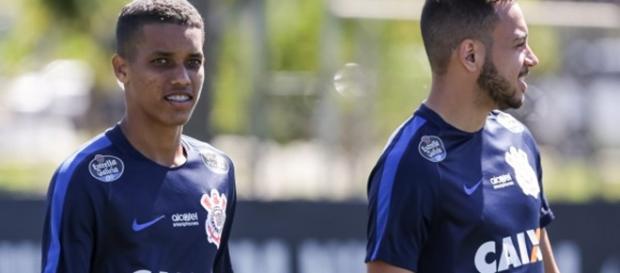 Dois jogadores do Timão, lado ao lado Dois jogadores do Timão, lado ao lado