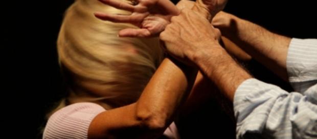 Picchia la fidanzata in albergo, arrestato Picchia la fidanzata in albergo, arrestato