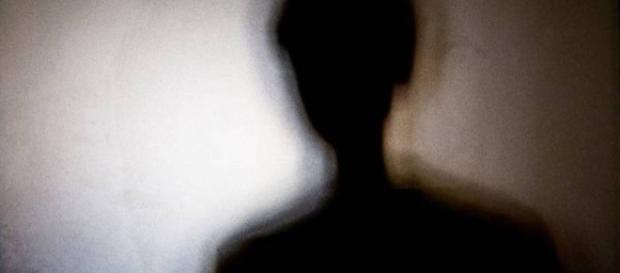 Vítima de abuso é condenada à morte por matar marido a facadas Vítima de abuso é condenada à morte por matar marido a facadas
