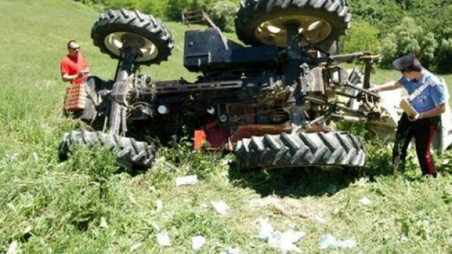 Calabria, Si ribalta con il trattore: grave un agricoltore di 23anni. (foto di repertorio)