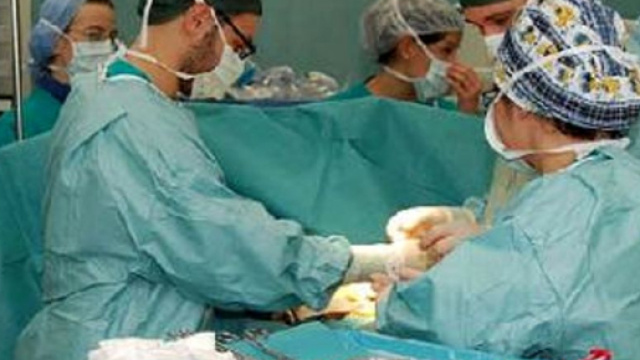 Un paziente si sottopone ad un trapianto di reni da sveglio