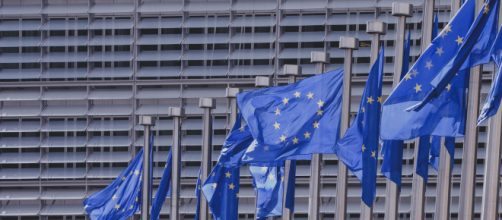 Bandiere dell'Unione europea davanti agli uffici della commissione europea di Bruxelles