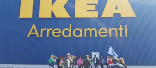 Conferenza stampa di Fratelli d'Italia davanti alla sede dell'Ikea di Bari
