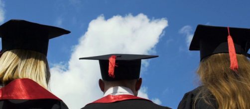 Fonte: https://www.videoblocks.com/video/happy-young-people-celebrating-graduation-throwing-academic-hats-up-in-air-bvyqcenzliw4vnnzo