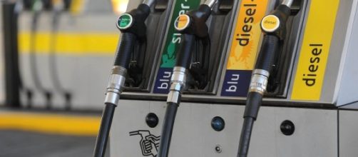 Rialzo prezzo petrolio: sale la benzina e Codacons chiede l'intervento dei Nas