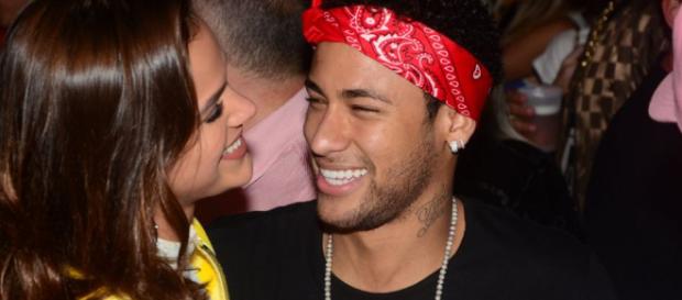 Bruna Marquezine e Neymar posam com 'pouca roupa' Bruna Marquezine e Neymar posam com 'pouca roupa'