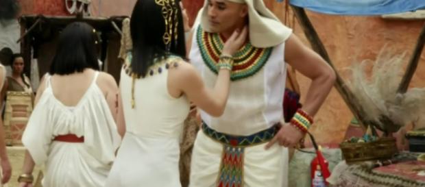 Extintor aparece em cena da novela da Record e virou piada na internet. (foto reprodução). Extintor aparece em cena da novela da Record e virou piada na internet. (foto reprodução).