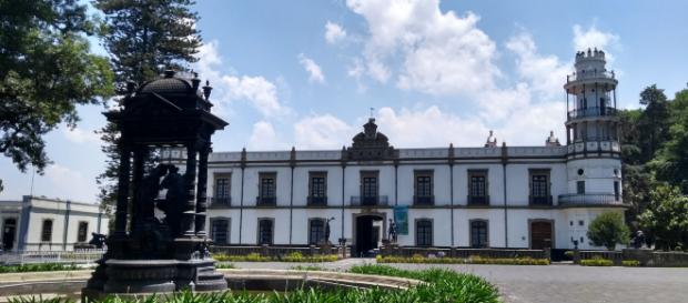 Frente a la fachada del edificio antiguo, la fuente cuya estatua rumorea los secretos del Glez. Frente a la fachada del edificio antiguo, la fuente cuya estatua rumorea los secretos del Glez.