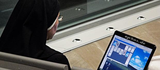 Suore di clausura, computer e social network: il Vaticano dice sì ma con 'moderazione e sobrietà'. Suore di clausura, computer e social network: il Vaticano dice sì ma con 'moderazione e sobrietà'.