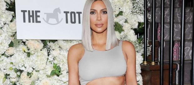 Web se agita com presente adulto que Kim Kardashian ganhou da irmã Web se agita com presente adulto que Kim Kardashian ganhou da irmã