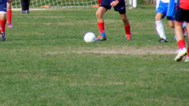 Milano, mister salva dodicenne in campo
