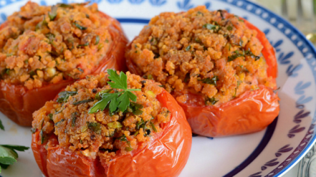 Pomodori rossi ripieni e gratinati in forno