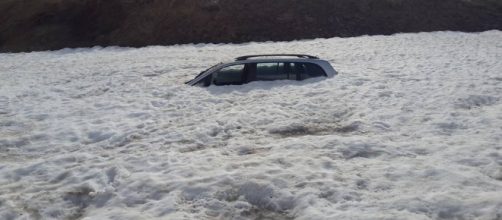 Auto sepolta sotto la neve a Moncenisio